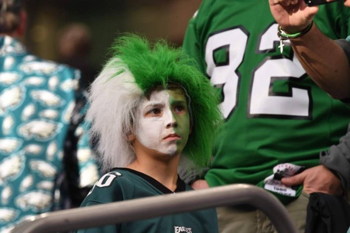 Este joven seguidor de las Águilas se pintó el rostro con los colores del equipo de sus amores.