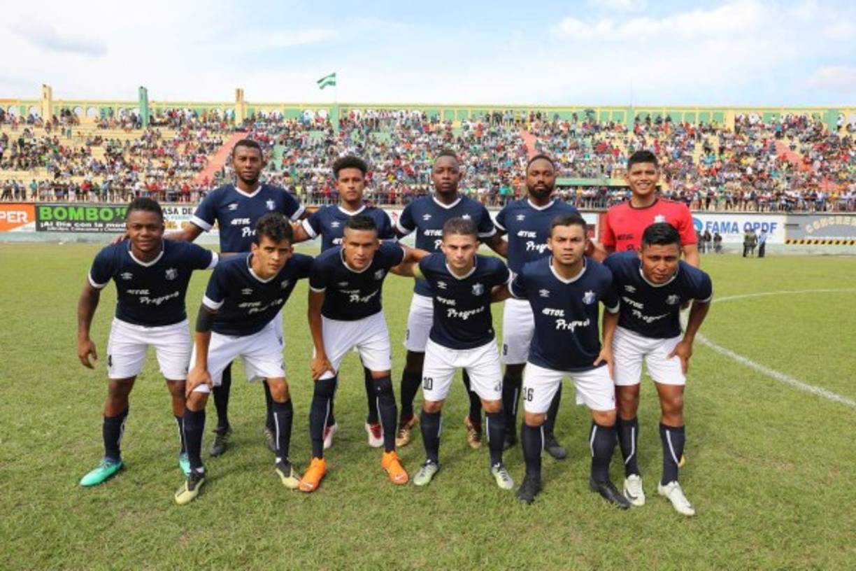 El 11 titular del Honduras Progreso posando previo al inicio del partido contra el Juticalpa FC.