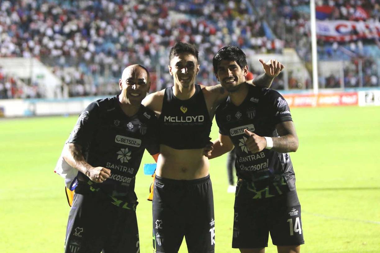 Los jugadores del Antigua mostraron su felicidad tras clasificar a cuartos de final de la Copa Centroamericana 2024.