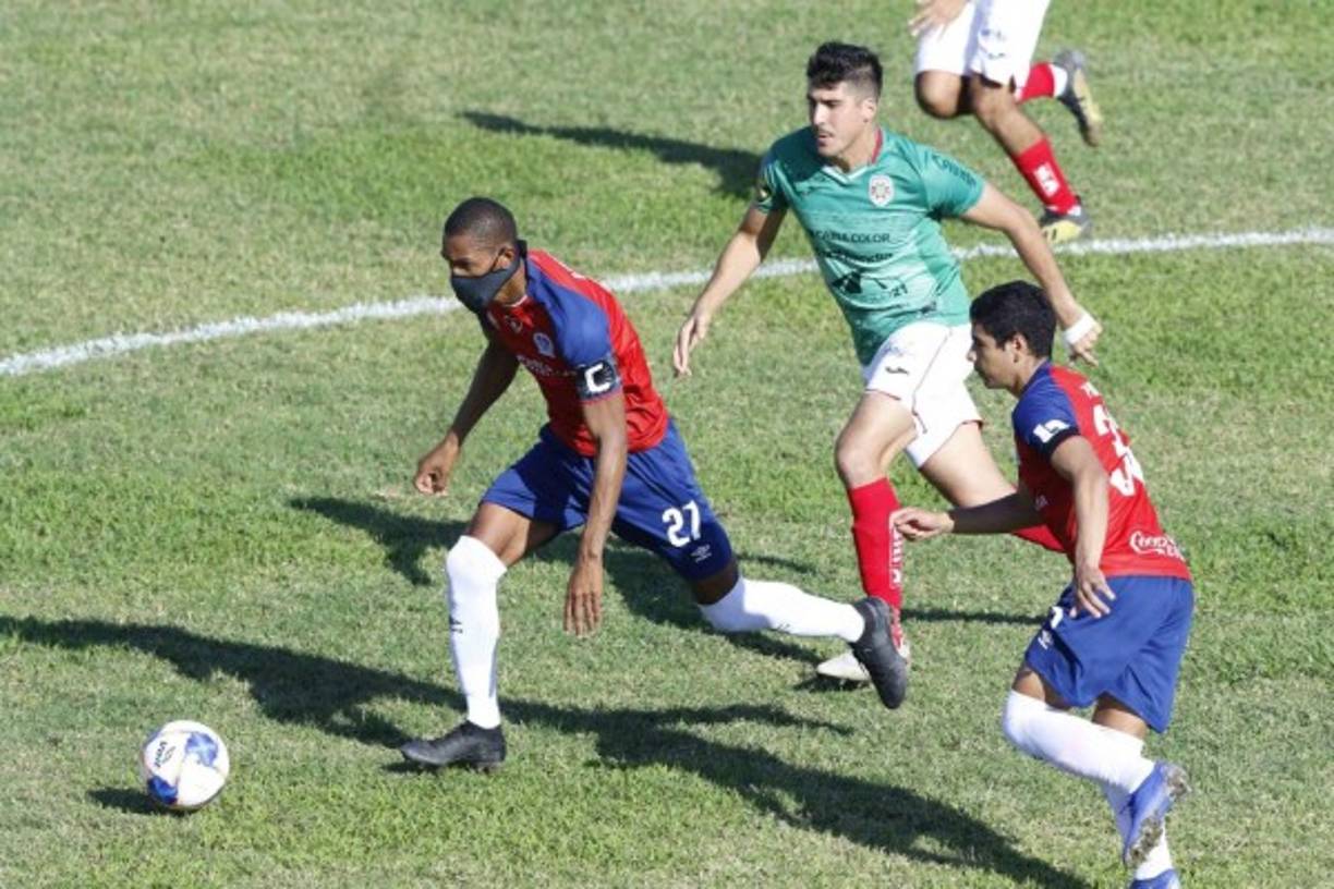Jerry Bengtson conduce el balón en el centro del campo y es seguido por Bruno Volpi.