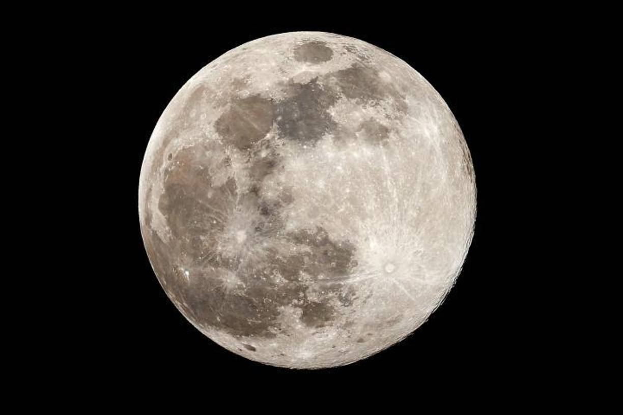 Hasta ahora, los científicos no habían sabido determinar con exactitud cuándo sucedió pero, según los detalles de un nuevo estudio publicado este lunes en la revista Geochemical Perspectives Letters, la Luna tiene al menos 4,460 millones de años, unos 40 millones de años más de lo que se pensaba.