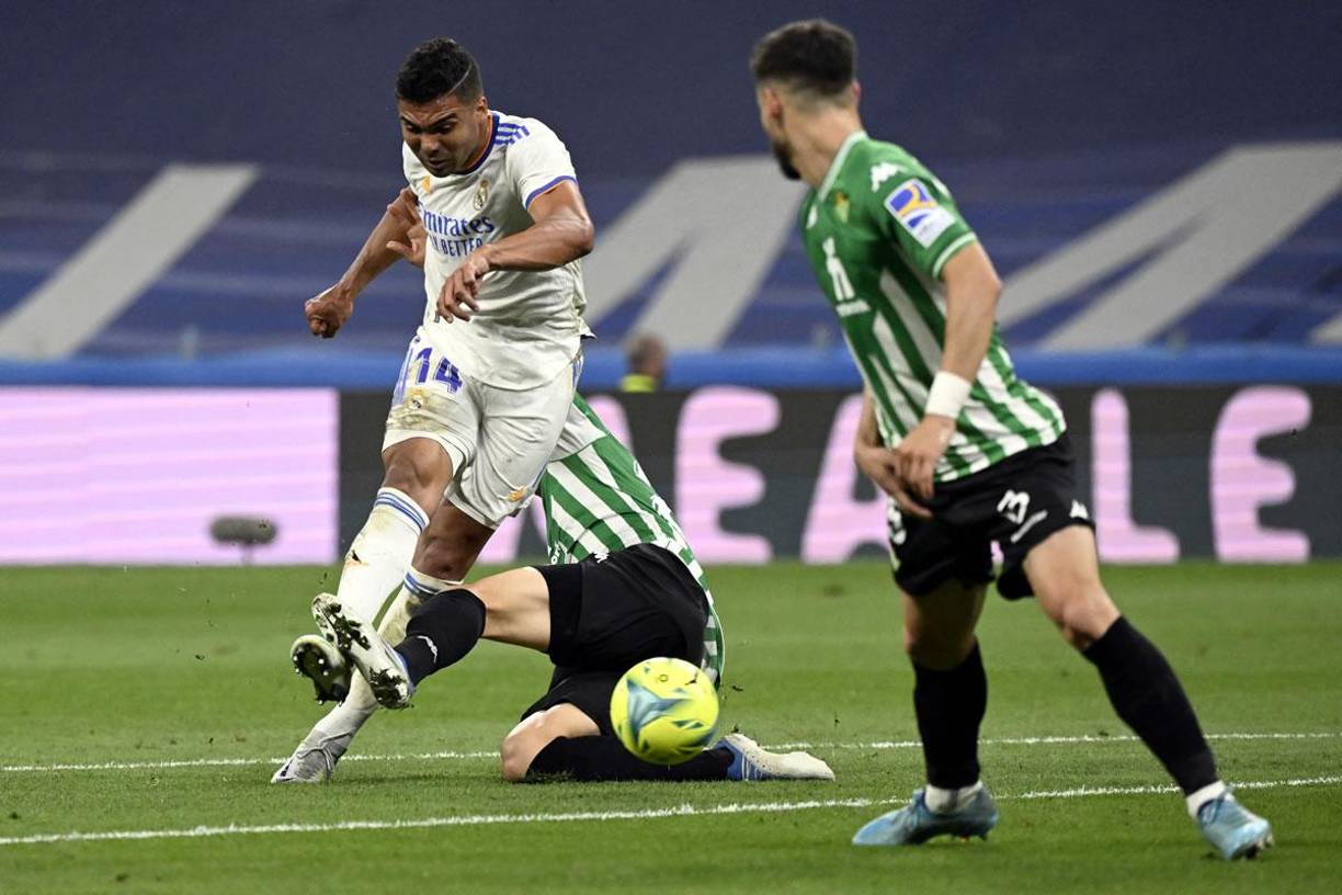 Casemiro realizando un disparo a la portería del Betis.