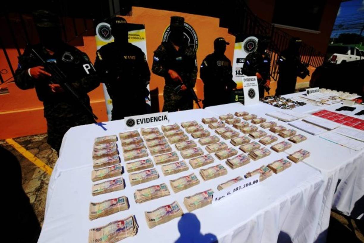 Las autoridades presentaron el dinero, joyas y armas decomisadas al 'Cholo Huston'.