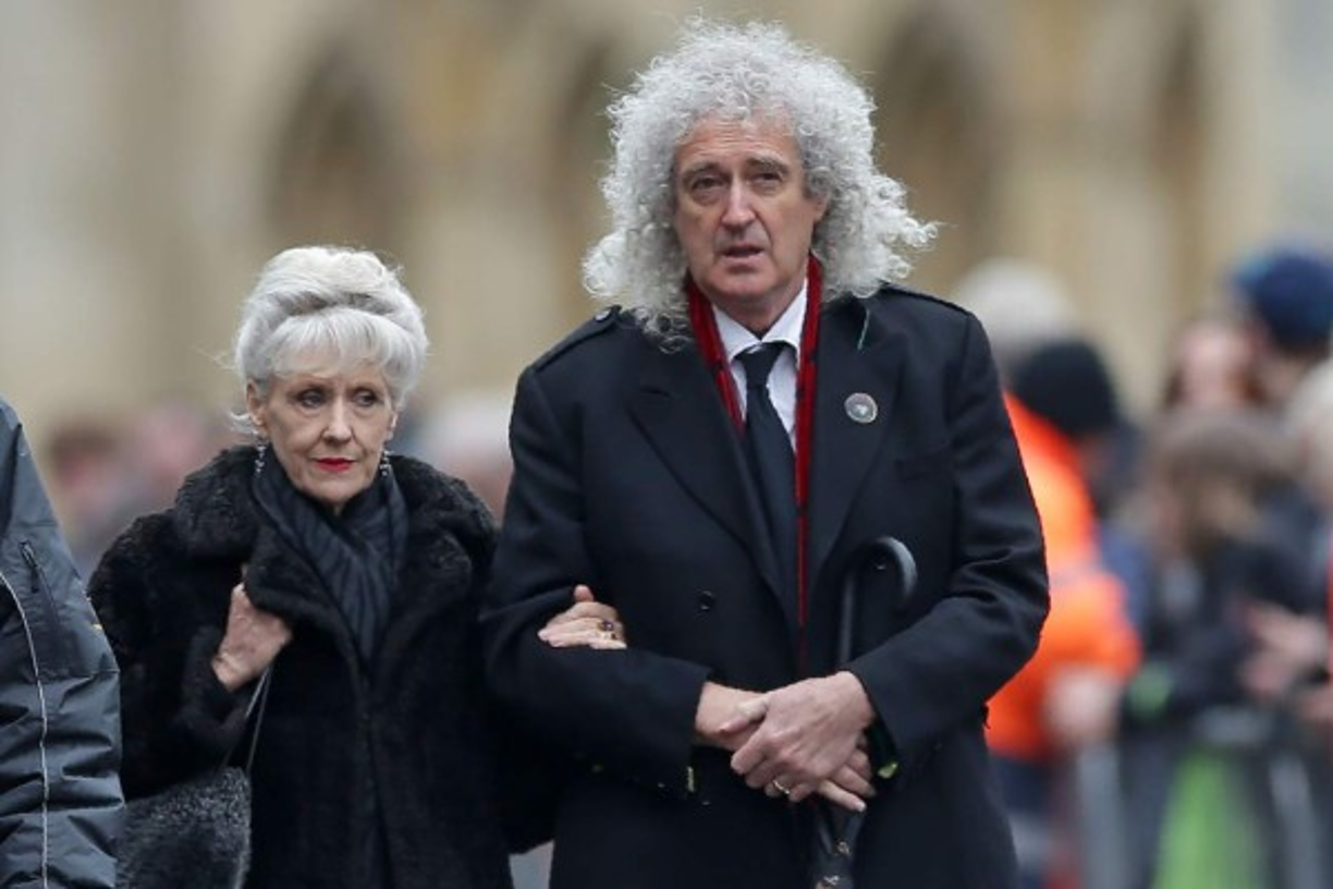El músico británico Brian May, guitarrista de la agrupación Queen, estuvo presente en la honras fúnebres.