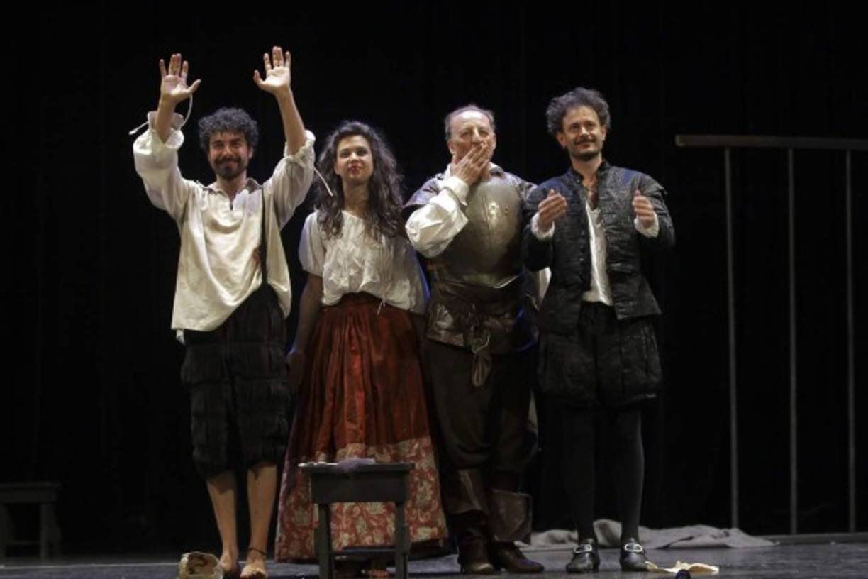 Desde la izquierda, los actores José Manuel Seda, Marta Guerras, Pedro Miguel Martínez y Daniel Moreno actúan en la obra 'Los Espejos de Don Quijote' en el teatro Manuel Bonilla de Tegucigalpa. EFE