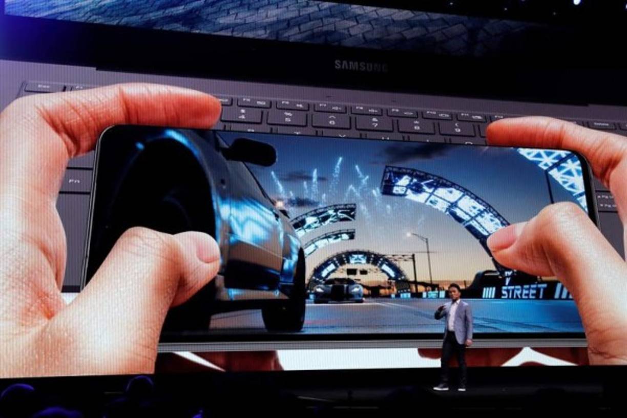 En cuanto a la tradicional serie Galaxy, Samsung 'se saltó' diez años de golpe y en lugar de suceder al S10 del año pasado con el S11, como se había especulado, decidió bautizar a los nuevos teléfonos S20, S20 Plus y S20 Ultra, todos ellos compatibles con la red 5G.<br/>