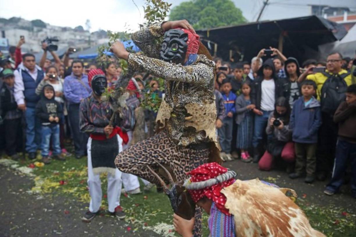 En Patzún, todos danzan por las calles mientras las luces iluminan su camino y los pequeños puestos de comida típica y antojitos surten las necesidades de los centenares de asistentes.<br/>
