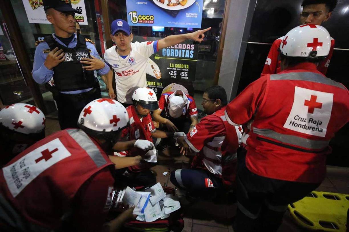 La bronca se trasladó afuera donde un aficionado de Olimpia recibió un supuesto balazo en un negocio cercano al estadio Nacional.
