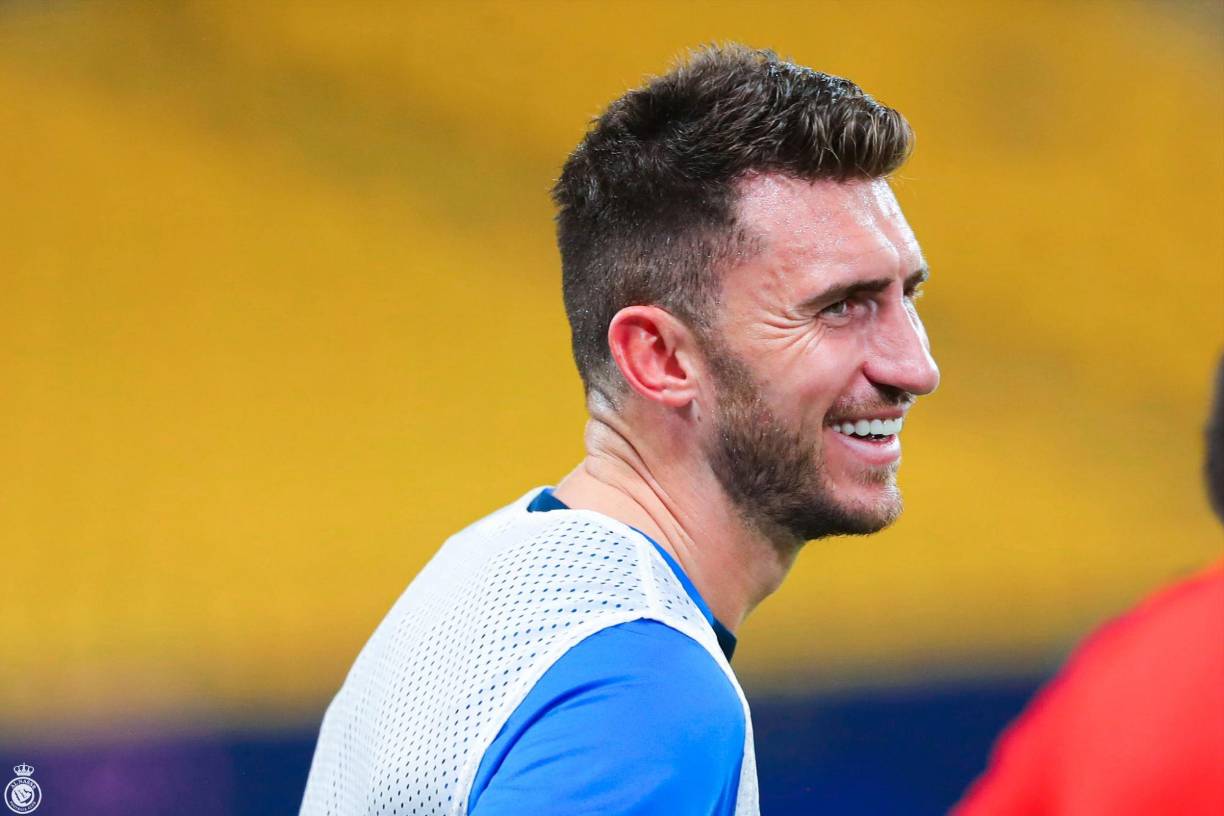 El defensa español Aymeric Laporte, que ha jugado las últimas cinco temporadas y media en el Manchester City, se despidió este miércoles del club inglés con un mensaje en sus redes sociales, en el que expresó su “honor” por haber jugado en él, para fichar, previsiblemente, por el Al Nassr de Cristiano Ronaldo.