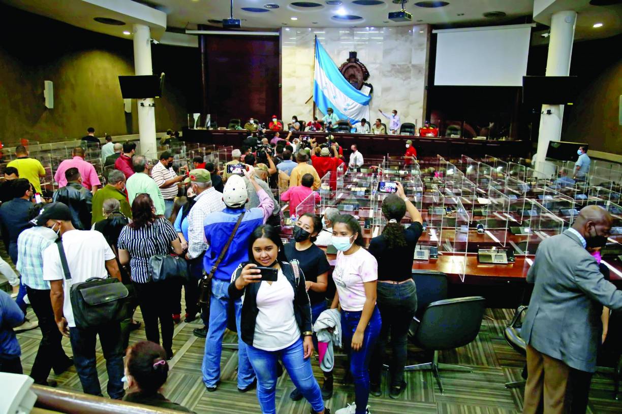 Simpatizantes de Libre ingresaron al salón legislativo y aprovecharon para sacarse instantáneas. 