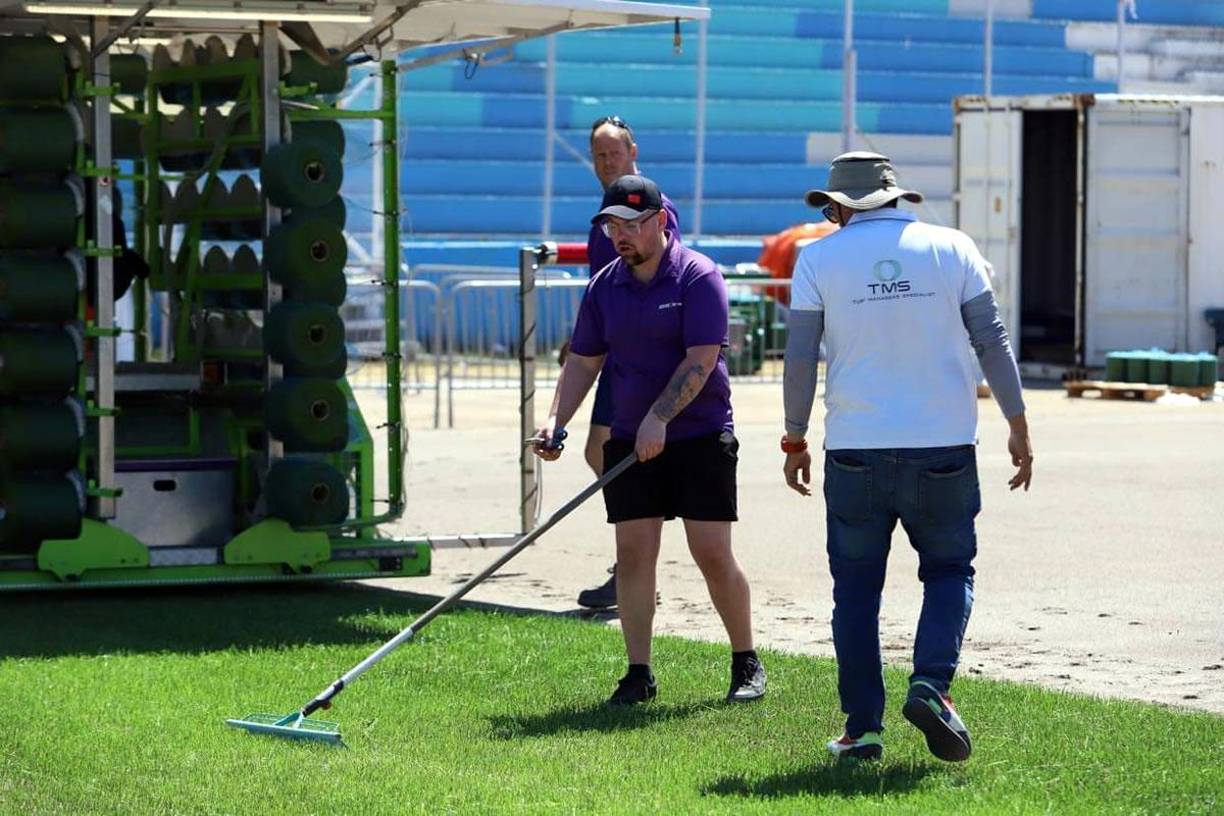 Así se empezó con el cosido del pasto en el coloso capitalino. Este proceso durará de 10 a 11 días. 