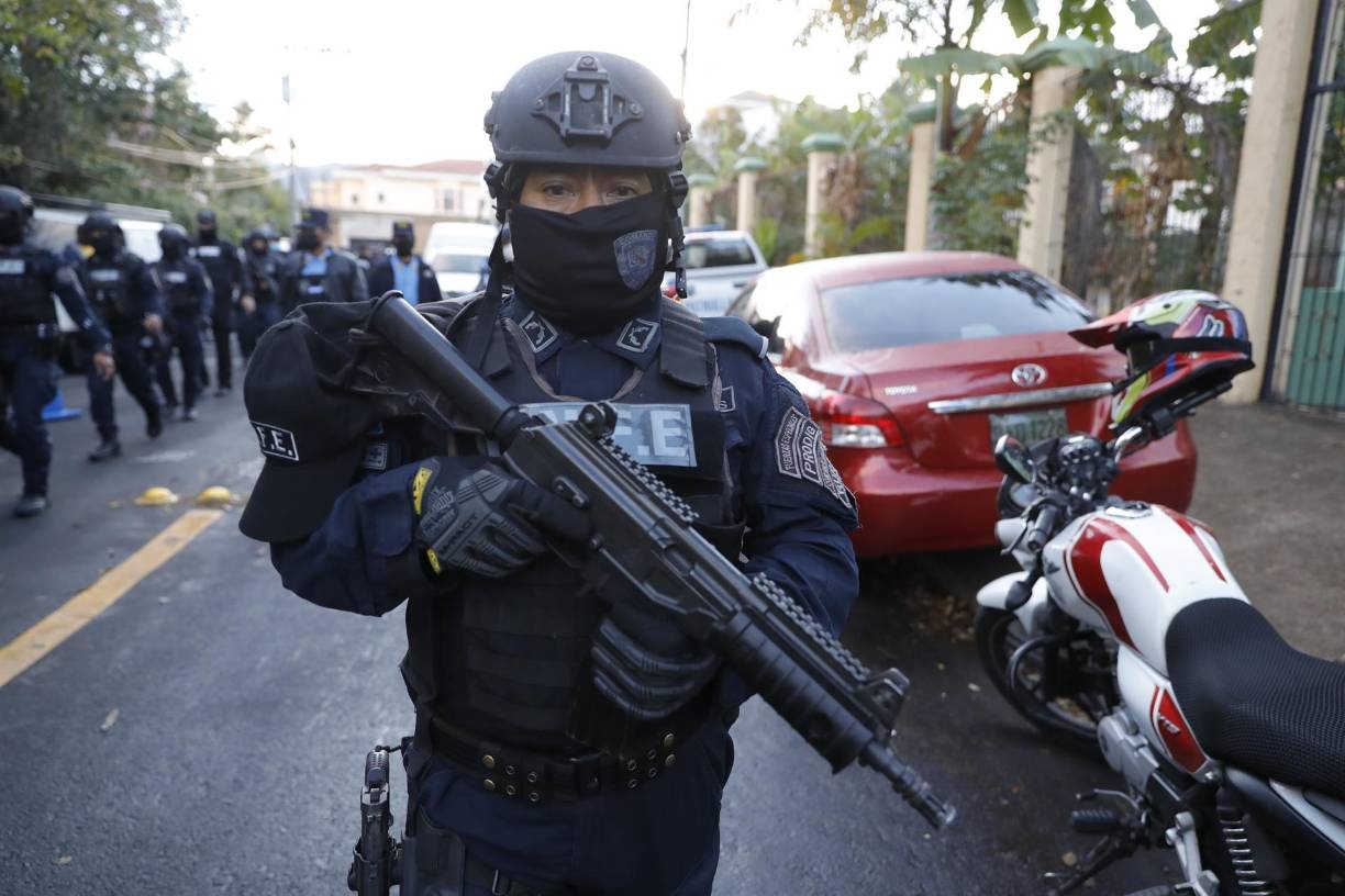 Policía Nacional resguarda la residencia de Juan Orlando Hernández que puede ser capturado en horas
