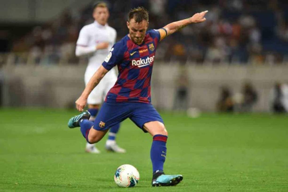 Iván Rakitic: Bombazo. Según informa el Diario AS, el Barcelona le ha informado al mediocampista croata que no tendrá minutos por lo que debe de buscar otro equipo. El jugador pidió un aumento salarial y el cuadro catalán le dijo que no, por lo que su salida es inminente.