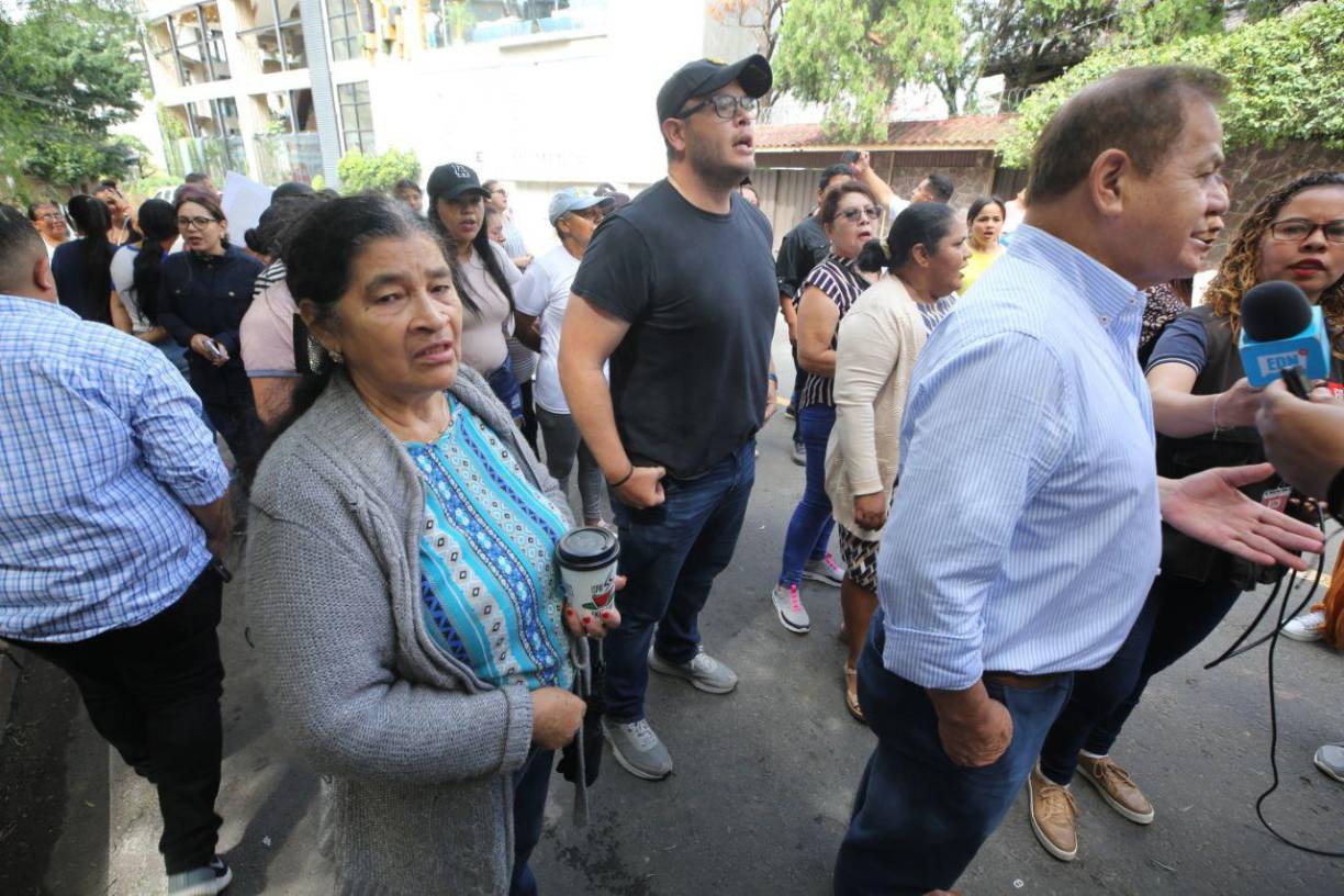 Entre los manifestantes llegó el exjefe de las Fuerzas Armadas Romero Vásquez Velásquez.