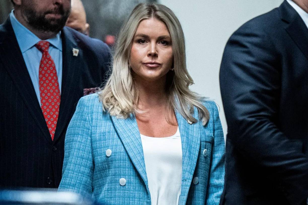 Nacida en el estado de Nuevo Hampshire, Leavitt es conocida por su devoción católica y su postura en contra del aborto. Este miércoles subió al podio de la Casa Blanca con un collar que lucía una gran cruz dorada brillante.