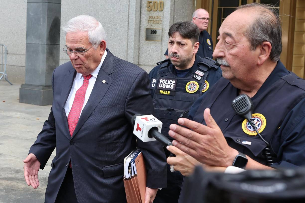 En los alegatos finales, que se extendieron por toda la tarde del lunes y acabaron este martes, el fiscal Paul Monteleoni recordó al jurado que en 2022 durante el allanamiento policial a la casa de los Menéndez, en Nueva Jersey, se hallaron “sobre tras sobre con dinero” escondidos entre la ropa, en armarios y una caja fuerte. En total, 480,000 dólares.