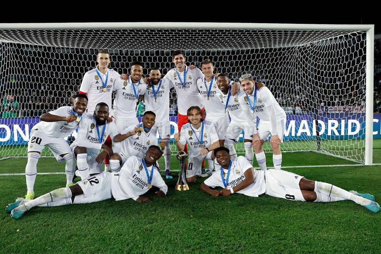 Jugadores del Real Madrid posando con el trofeo de campeones del Mundial de Clubes.