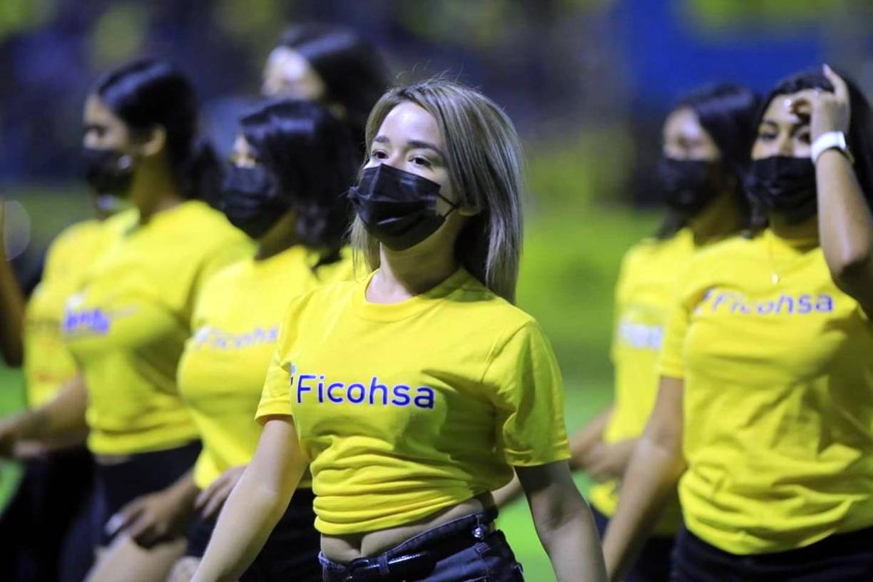 Una de las chicas que formó parte de un grupo de baile que realizó un show en el medio tiempo del partido.