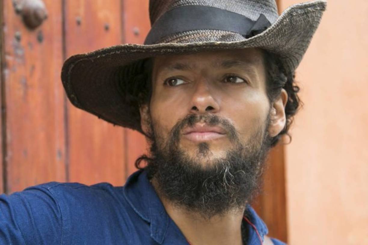 Los excesos de trabajo, las largas horas de pruebas, giras y los excesos de un ‘rock star’ hicieron que desde muy pequeño el cantante y compositor Robi Draco Rosa estuviera expuesto a hábitos poco saludables que lo llevaron a padecer cáncer en dos ocasiones.<br/>Desde que fue diagnosticado por primera vez en el 2011, se sometió a quimioterapia y a tomar diariamente medicamentos que junto a una dieta saludable lo ayudaron a sobreponerse de tres tumores en el abdomen y un trasplante de médula ósea.