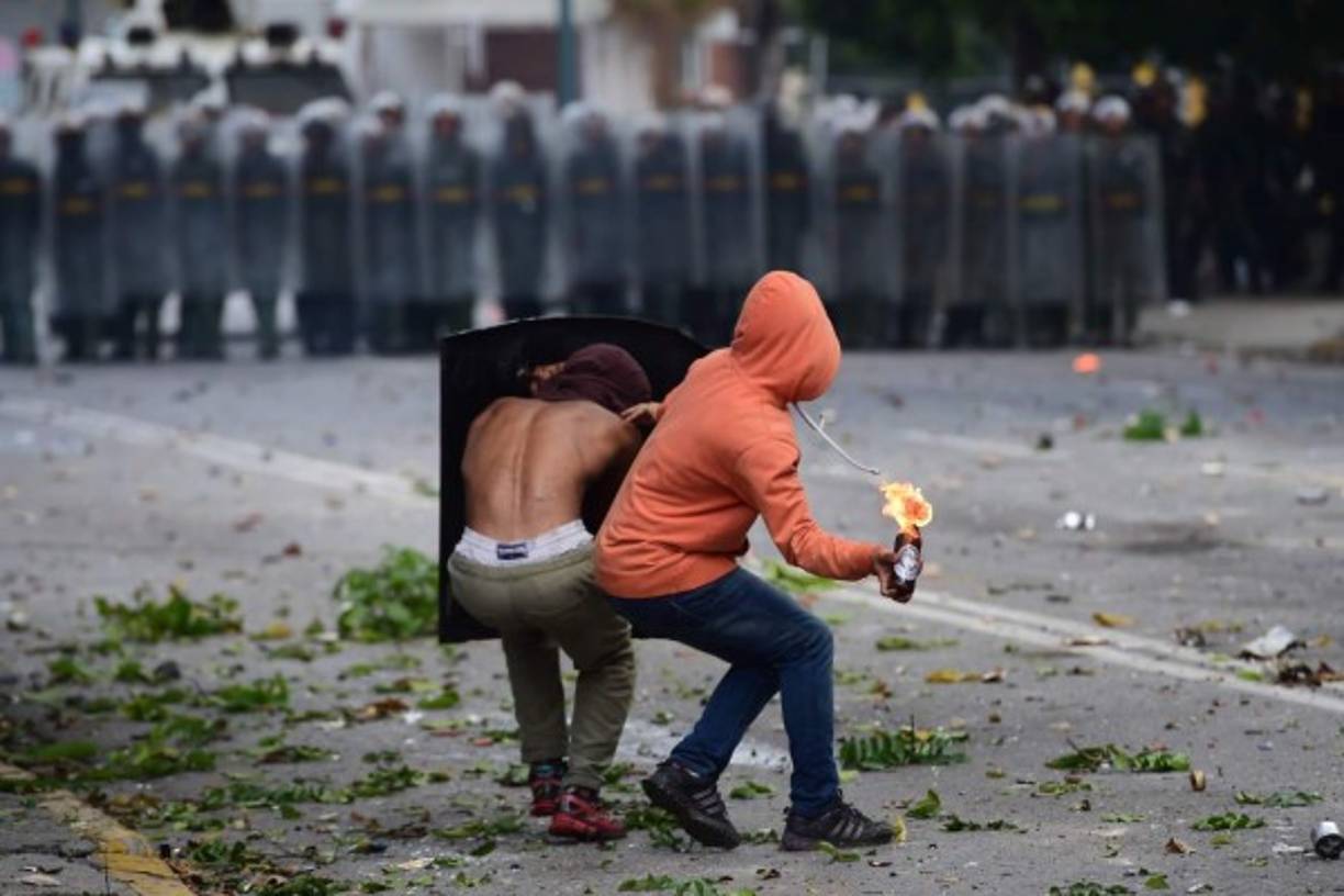 Los venezolanos viven una jornada decisiva durante la elección de una Asamblea Constituyente promovida por el presidente Nicolás Maduro y rechazada por los líderes opositores. Pese a que el Gobierno prohibió las manifestaciones, miles de opositores se alistan a protestar en Caracas y otras grandes ciudades.