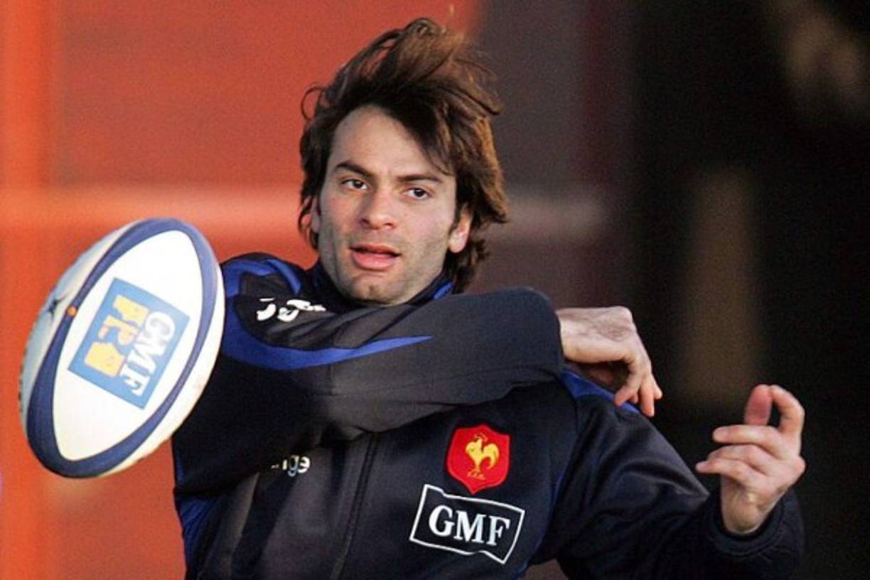 Christophe Dominici (rugby)<br/><br/>La carrera del exinternacional de rugby Christophe Dominici, fallecido en noviembre de 2020 a los 48 años, se mezcló con su sinuosa trayectoria vital, desde su sublime 'try' contra los All Blacks en el Mundial-1999 hasta caer en el pozo de la desesperanza. En un libro publicado en 2007, Dominici habló de su depresión desencadenada por varios episodios personales: 'He jugado dos Mundiales con elásticos en la espalda y nunca gané. Ahora me los he sacado de encima. Espero que eso me permitirá correr más rápido'.