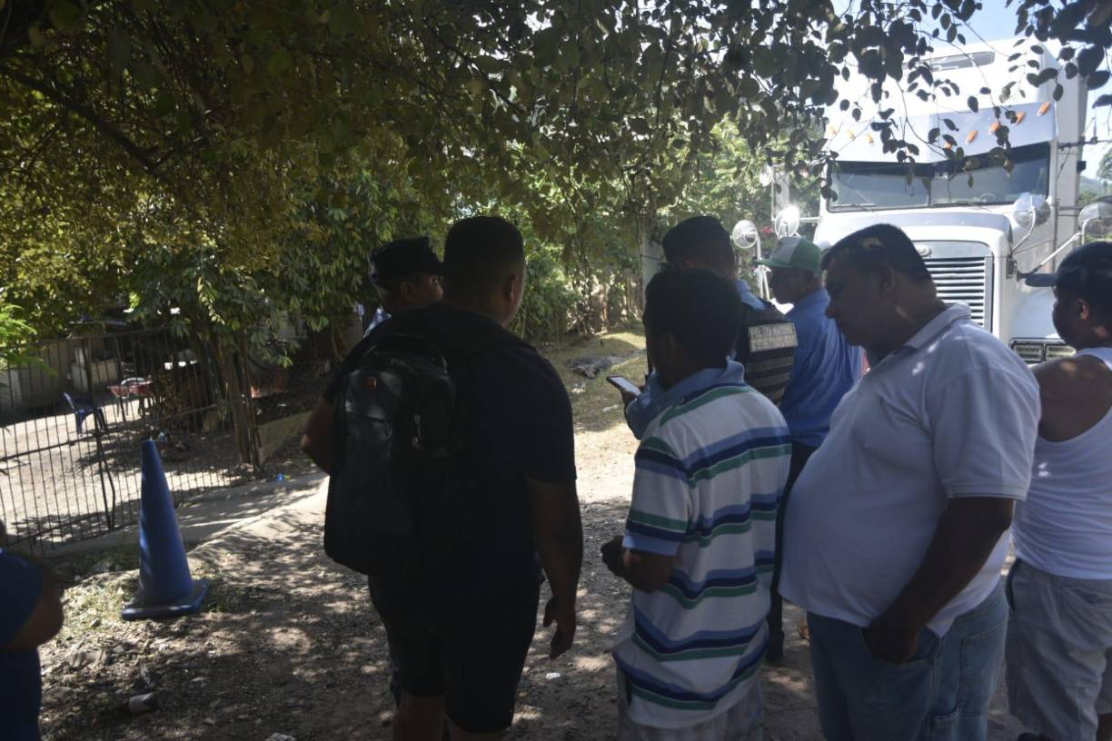 A la escena llegaron autoridades policiales para hacer las investigaciones.