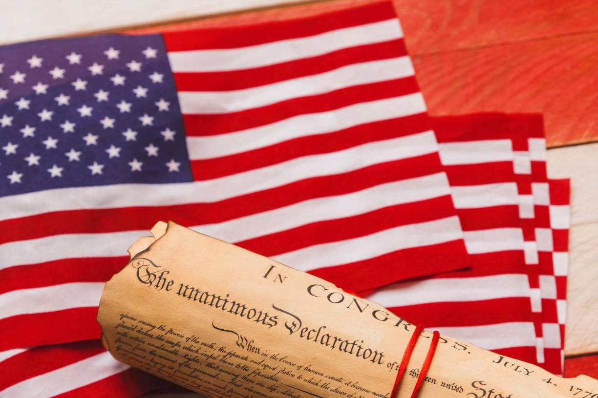 Además, busca proporcionar una forma de alivio a los reclusos que no tienen antecedentes penales graves y que, en muchos casos, han demostrado comportamientos correctivos y bajos riesgos de reincidencia.