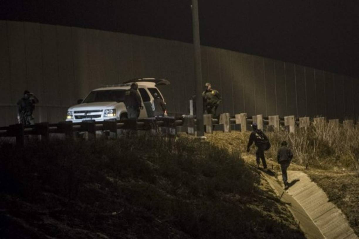 Cientos de migrantes aguardan a ser trasladados a un nuevo albergue habilitado en la ciudad mexicana de Tijuana, donde ya se encuentran refugiadas 2.385 personas, mientras se desconoce el paradero de más de 3.000 centroamericanos.