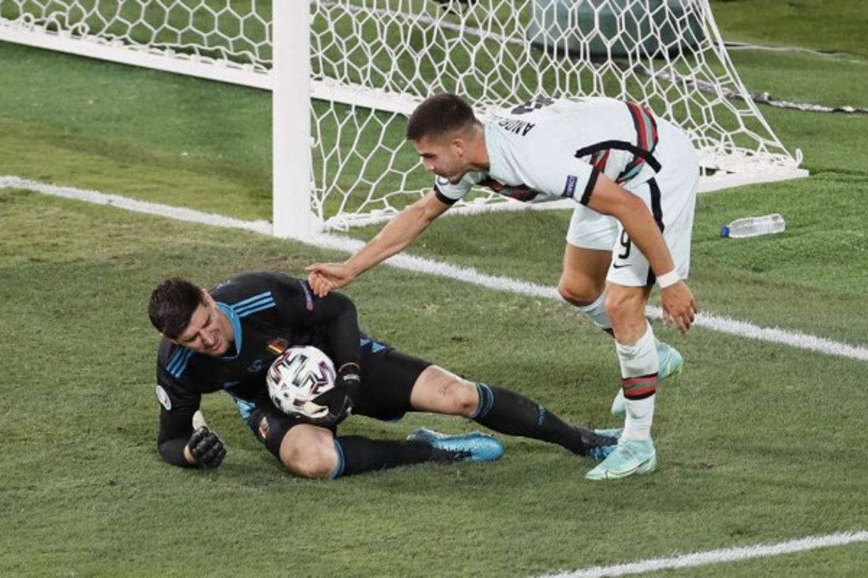 El delantero André Silva, que se despidió de la Eurocopa 2020 sin haber anotado ningún gol con Portugal, abandonará el Eintracht de Frankfurt para marcharse al RB Leipzig. Según informó ‘Bild Sport’, hay acuerdo total entre los clubes por unos 23 millones de euros más variables, y la operación se podría hacer oficial en las próximas horas. Foto AFP.