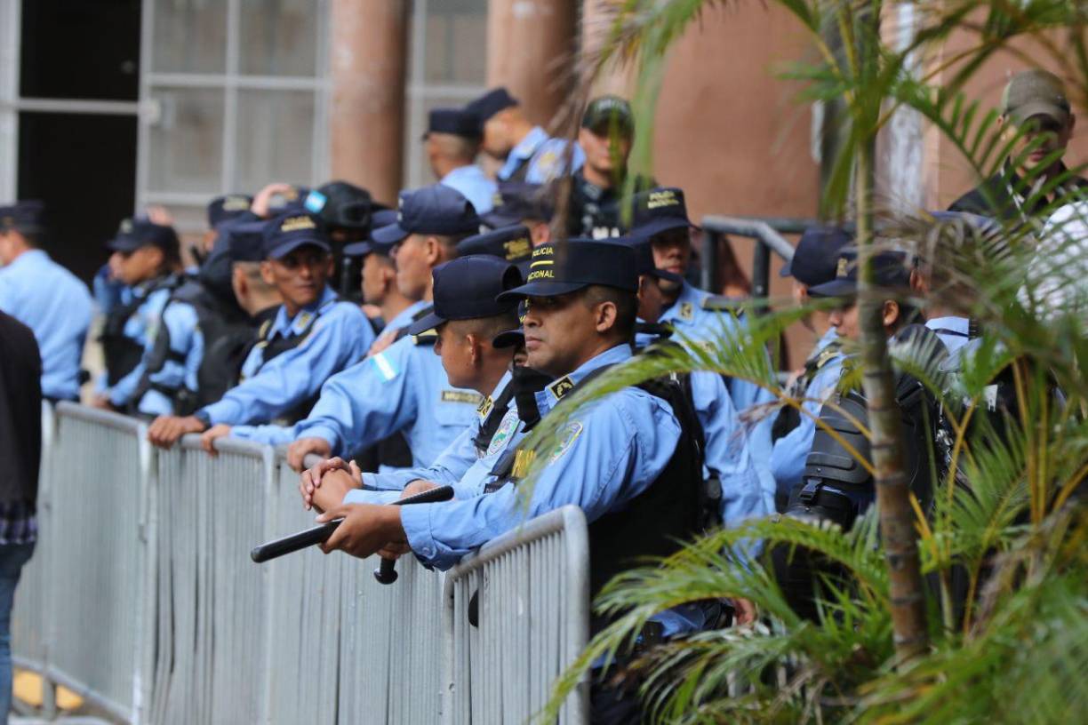 En el edificio del Ministerio Público están 160 agentes de la Policía para garantizar la seguridad de los empleados, fiscales y todo el personal.