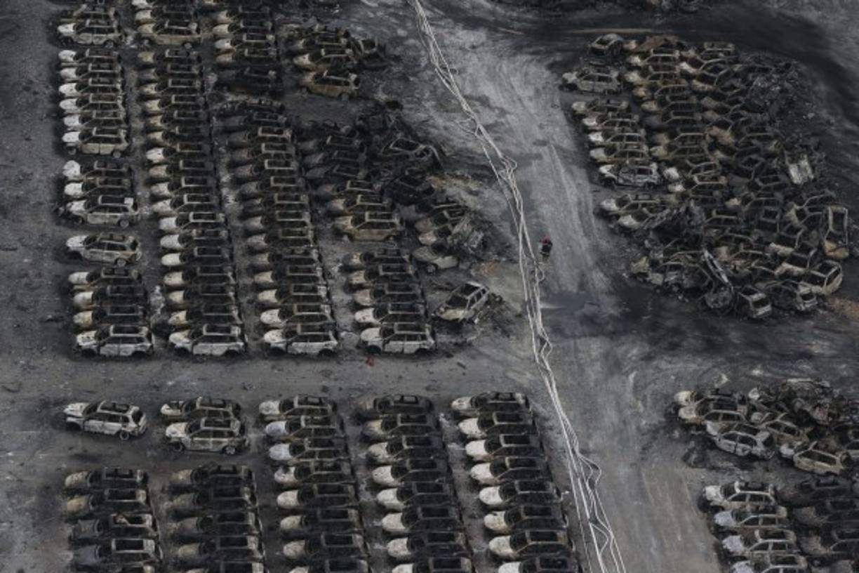 Miles de autos nuevos quedaron destruidos tras las gigantescas explosiones que hicieron temblar la tierra en China.