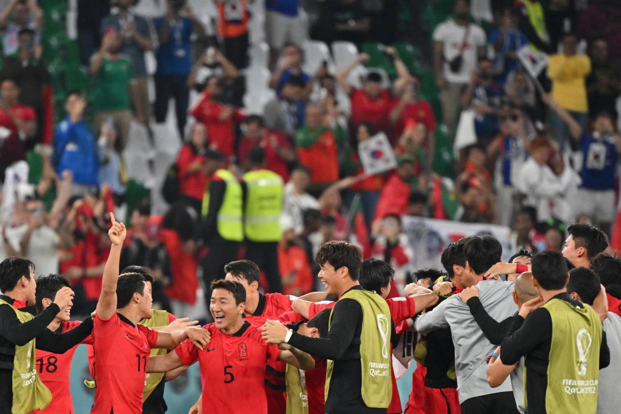 Y entre abrazos festejaron el pase a octavos.