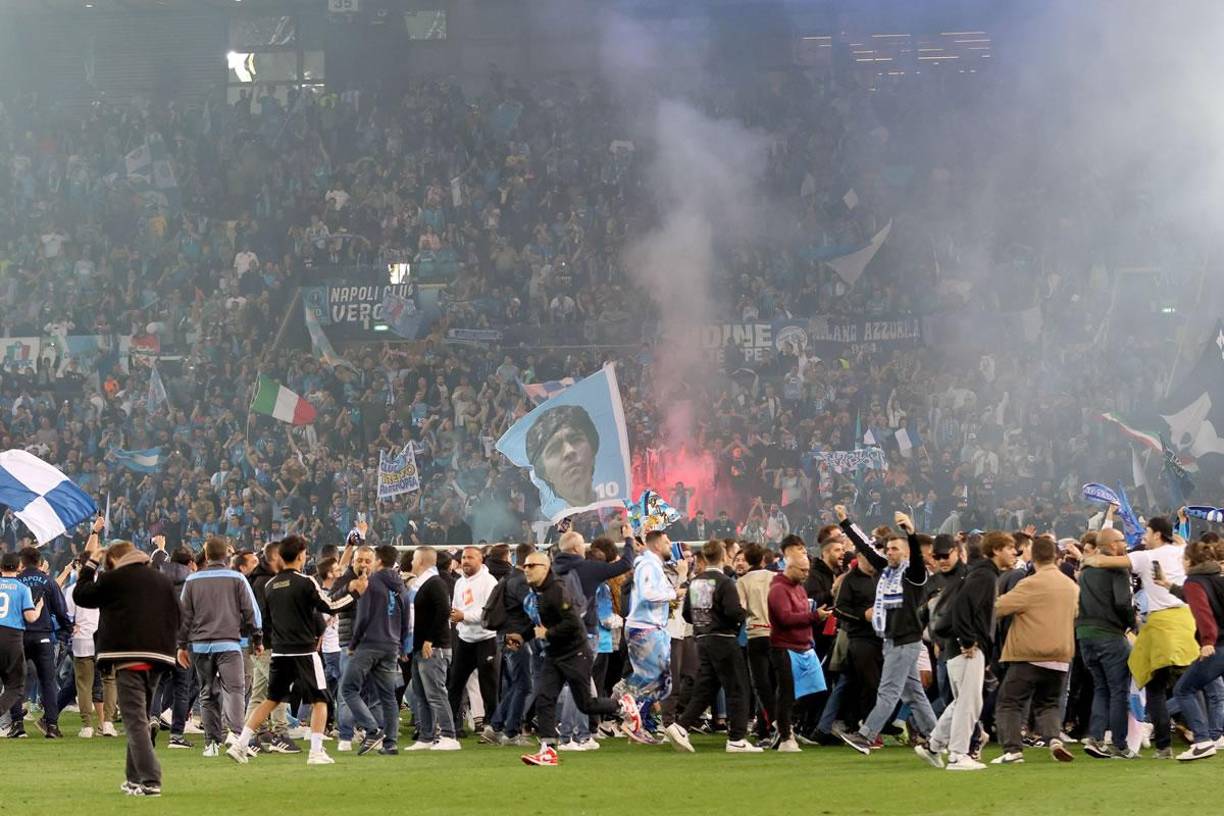 La tremenda invasión de campo de los aficionados del Napoli tras el final del partido en el Stadio Friuli de Udinese.
