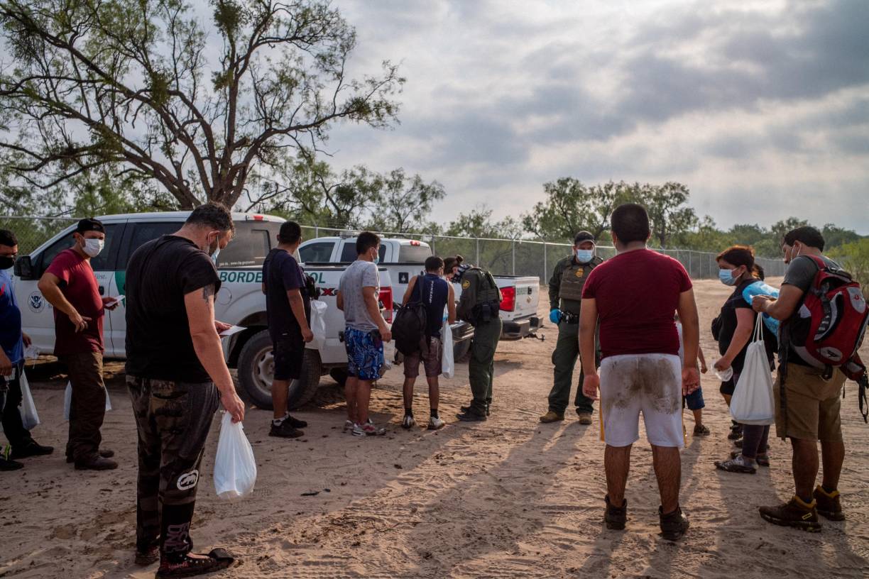 El gobierno de Joe Biden había dicho en abril que la polémica medida expiraría el 23 de mayo, pero a pedido de 24 estados controlados por el Partido Republicano, un juez emitió una orden para mantener el Título 42. 