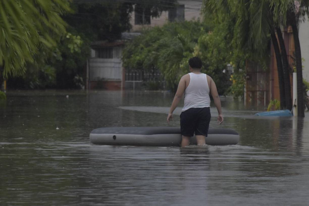 Su ingenio ha sido útil, en estos momentos en que muchos sectores de La Ceiba, están inundados y donde los cuerpos de socorro no se dan abasto.