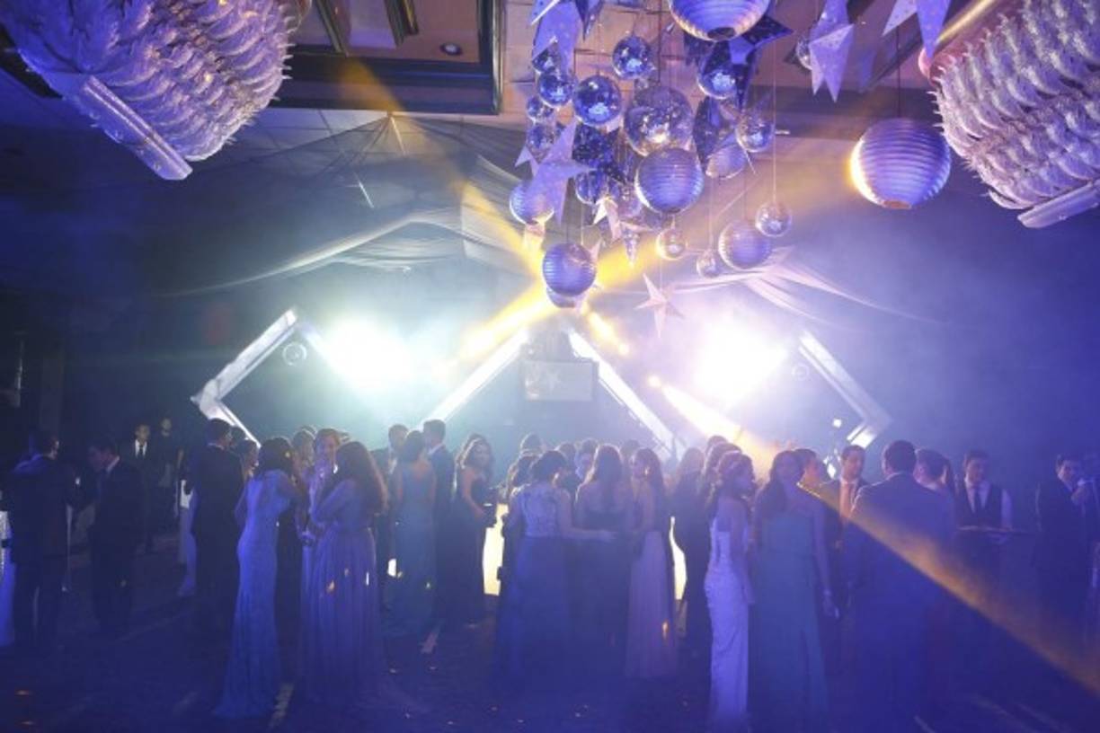 La juventud más linda de San Pedro Sula se divirtió en una atmósfera elegante, llena de efectos led y la magia musical de las discos cosmopolitas.