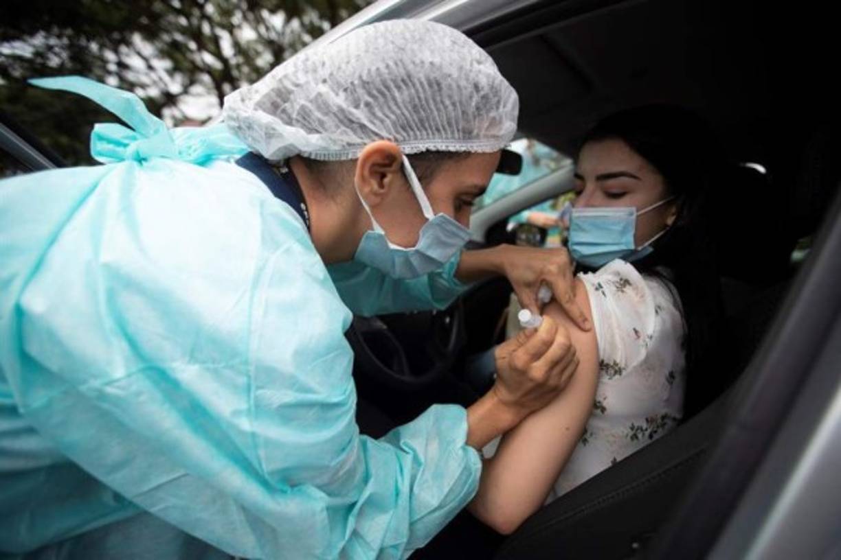 Mientras, la campaña de vacunación avanza lentamente, en medio de una gran desesperación social. Apenas ha recibido la primera dosis un 3,5 % de la población.