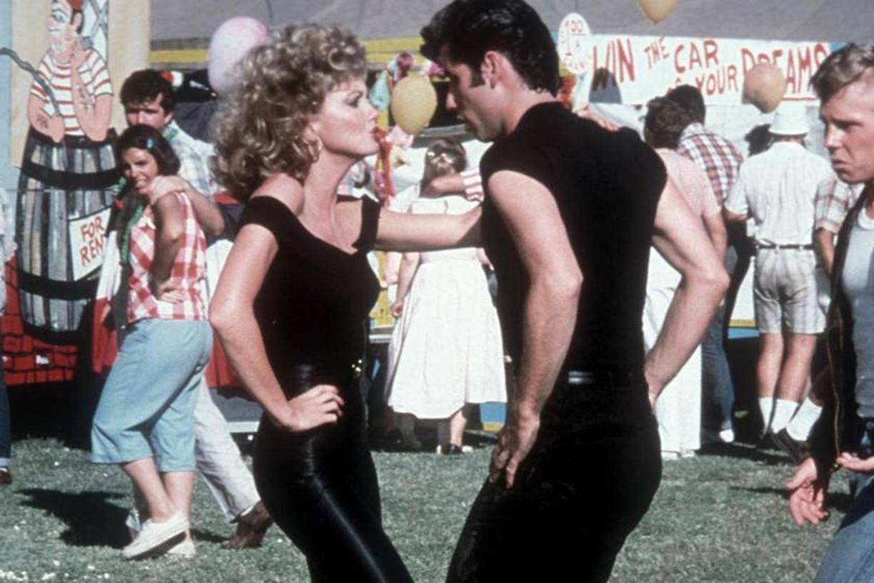 Newton-John y Travolta cantaron en tres de los mayores éxitos de la película: los duetos “You’re The One That I Want” y “Summer Nights”, además, su deslumbrante balada en solitario, “Hopeless Devoted To You”.