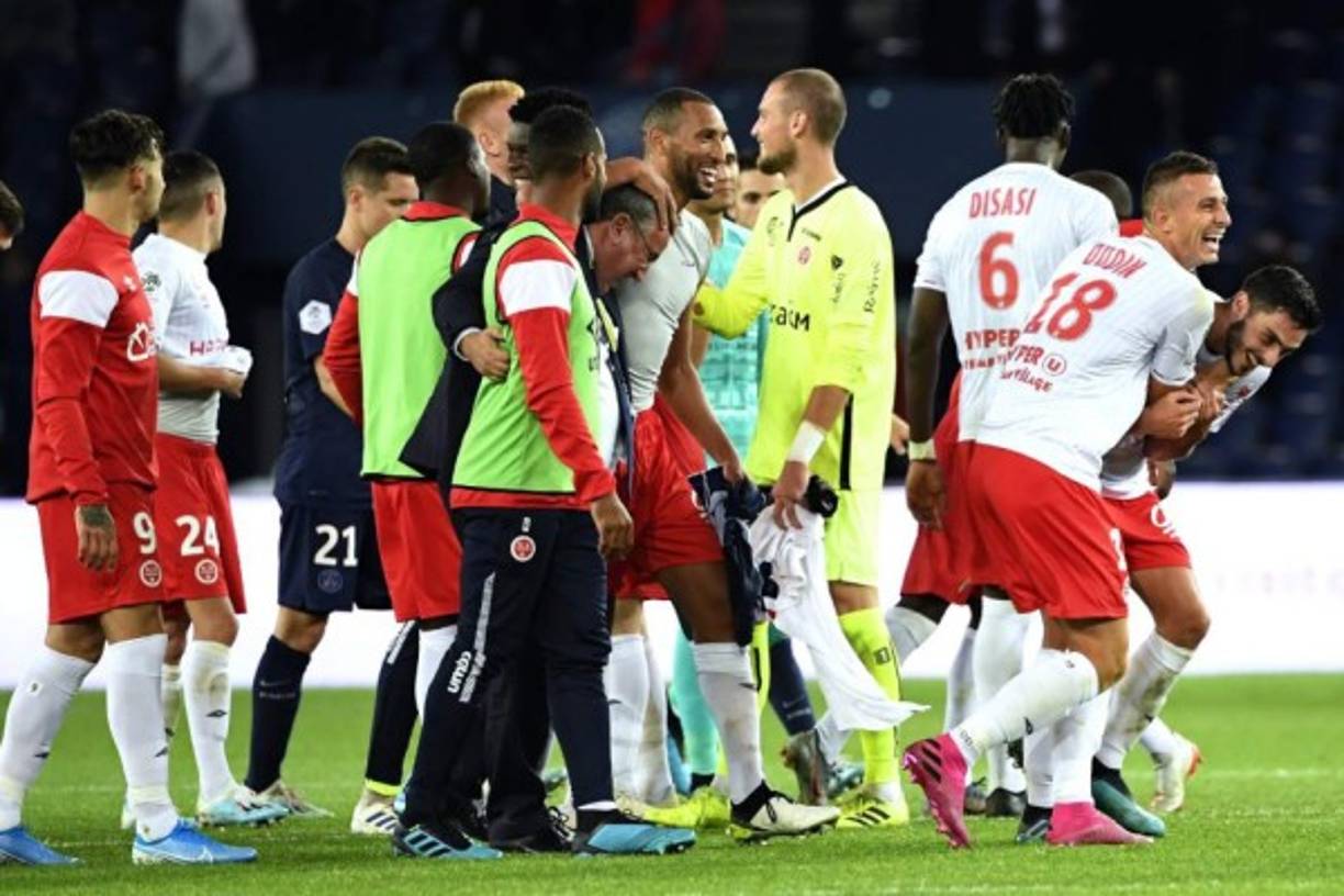El club Reims fue el que dio la sorpesa en la Liga de Francia al bajarse al PSG en el propio Parque de los Príncipes. La visita triunfó 2-0 en duelo por la jornada 7 del balompié francés.
