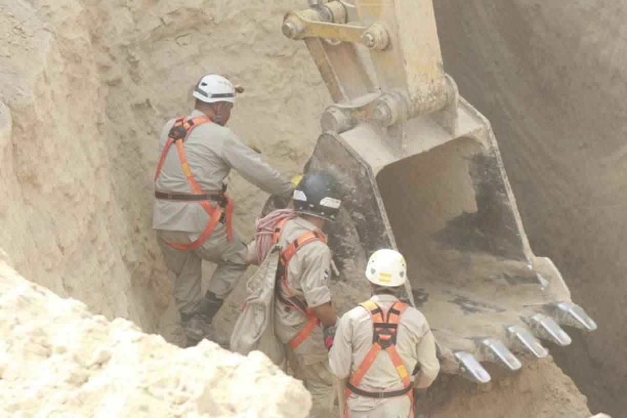 Fue necesaria maquinaria pesada para llegar hasta el fondo del pozo en el sur de Honduras.