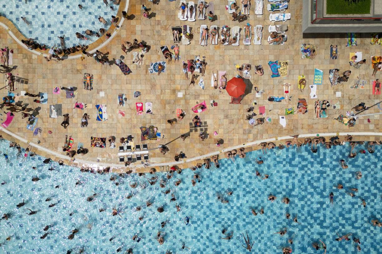 Sin embargo, en esta ocasión, un fenómeno proveniente del sur del país, previamente observado en <b>Mato Grosso</b> y <b>Sao Paulo</b>, exacerbó estas condiciones, según el meteorólogo <b>Olivio Bahía</b>.