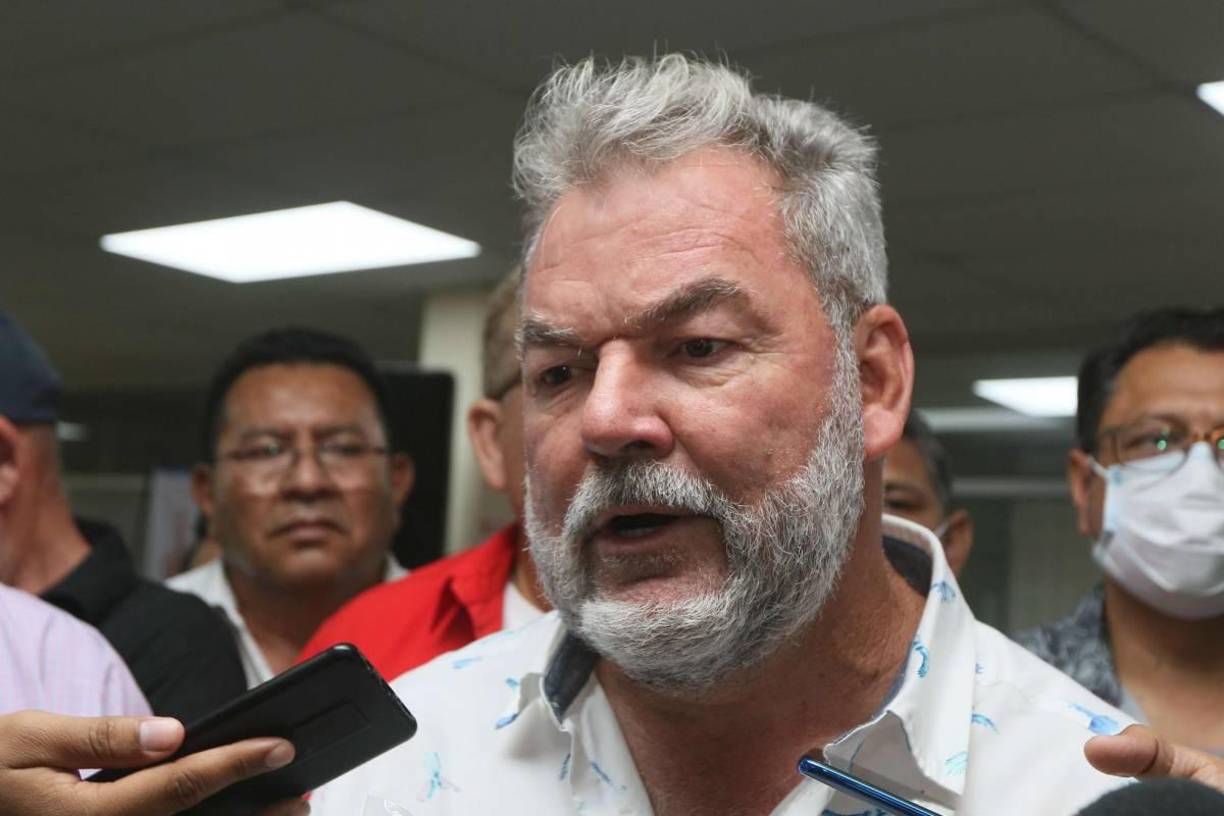 Luis Cardona, regidor del Partido Nacional, leyó una sentencia en la que se exime de responsabilidad al alcalde Roberto Contreras en el caso mencionado en los juzgados.