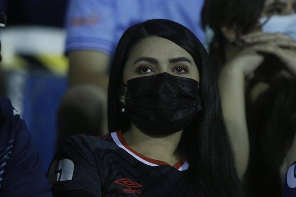 Bellas chicas, declaración de amor y una israelita: El ambiente del Olimpia - Motagua