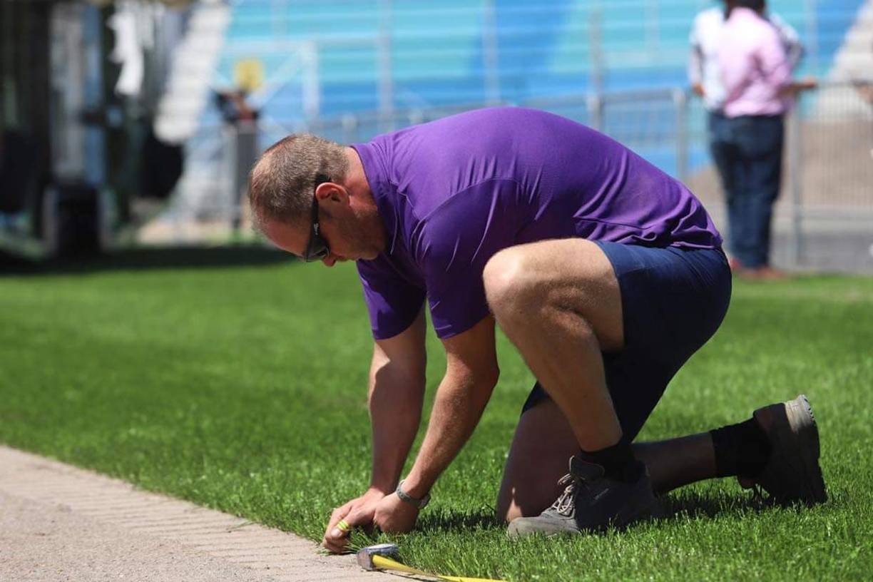 “Vamos a estar 10 u 11 días cosiendo todo el terreno de juego y una vez cosido seguimos con el crecimiento y manteniendo del césped natural, que se va a entralazar con las fibras sintéticas que estamos cosiendo”, dijo el arquitecto encargado de la obra, el costarricense Enio Cubillo.
