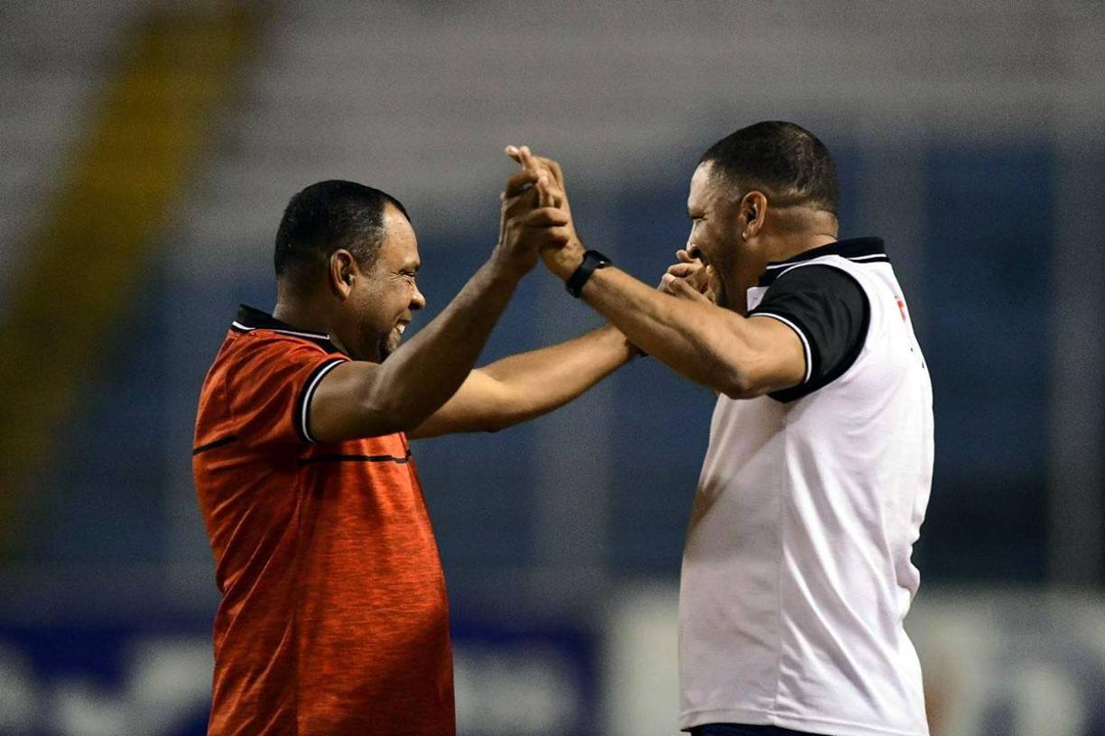 Raúl Cáceres celebrando el triunfo del Vida con su cuerpo técnico.