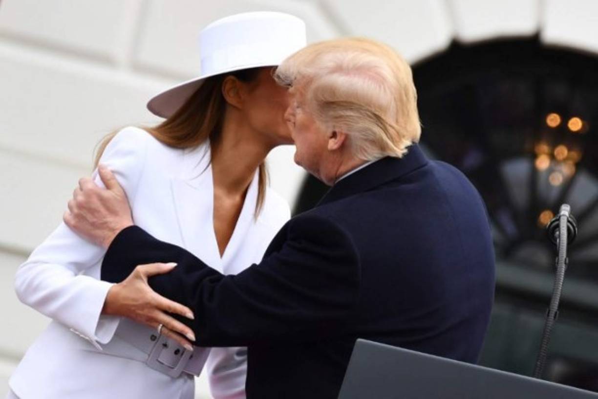 Trump se mostró cariñoso con la primera dama estadounidense, frente a las cámaras.