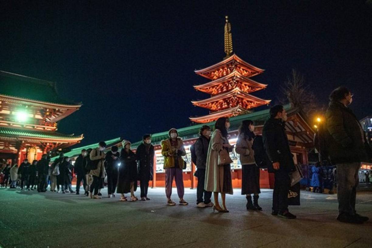 JAPÓN. La gente hace cola para ofrecer oraciones en el Templo Sensoji en la víspera de Año Nuevo en Tokio el 31 de diciembre de 2020. (Photo by Philip FONG / AFP)