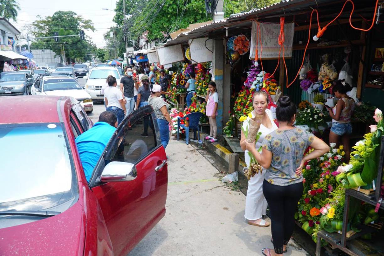 En sitios como el Mercado Guamilito, muchos ciudadanos han concurrido el lugar para adquirir arreglos florales y otros detalles para sus Madres. Fotografía: La Prensa / José Cantarero. 