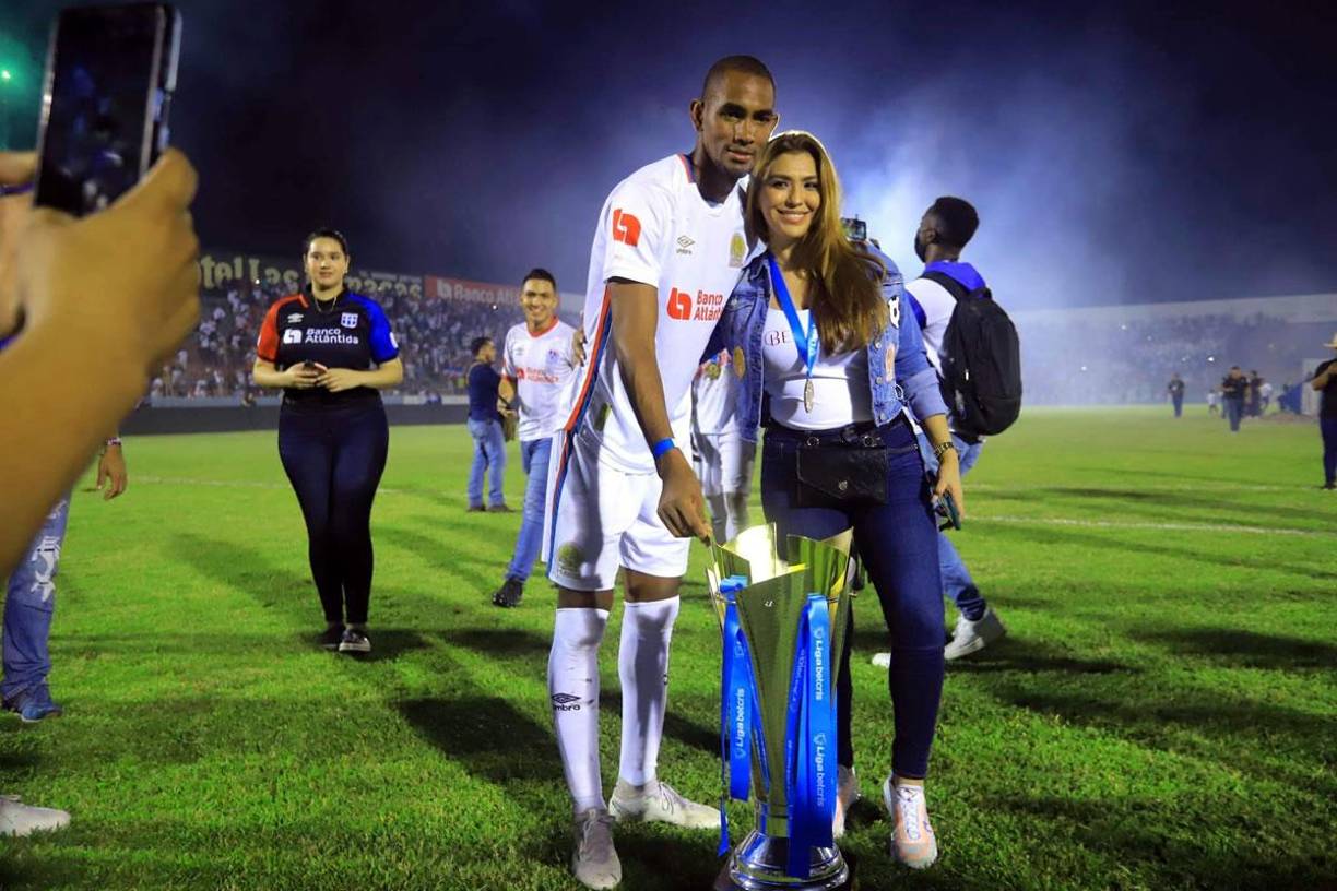Jerry Bengtson junto a su esposa festejando en el campo del estadio Ceibeño.