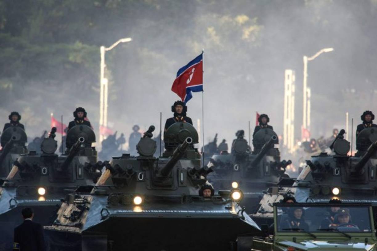 Duras amenazas a EEUU, una espectacular exhibición de armamento y alabanzas al líder, Kim Jong-un, sirvieron al régimen comunista norcoreano para celebrar por todo lo alto el 70 aniversario del Partido de los Trabajadores.<br/>